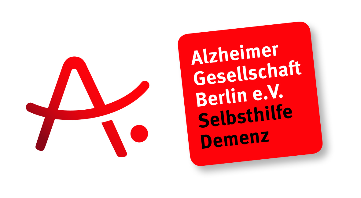 Das Logo der Alzheimer Gesellschaft Berlin besteht aus einem roten A, das links steht und einem roten Viereck, in dem der Name der Organisation steht. Das Logo ist auf der linken Seite kürzer als auf der rechten Seite. Das Logo ist ein dickeres rotes A und steht für Alzheimer als die häufigste Demenzerkrankung. Der Längsstrich des Buchstaben ist ein nach oben geschwungenem Strich. Der Längsstrich durchbricht den Buchstaben A rechts, so dass dort unterhalb des Längsstrichs eine Lücke zu sehen ist. Der Buchstabe A ist als Farbverlauf von unten links dunkelrot bis unten rechts hellrot gestaltet. Rechts neben dem A ist ein dickerer roter Punkt, der leicht schwebt und zwischen Grundlinie und Längsstrich angebracht ist. In dem roten Viereck, das leicht schräg nach rechts oben aufgestellt ist, sind aufgeteilt in drei Zeilen und in weißer Schrift die Worte „Alzheimer Gesellschaft Berlin e.V.“ und darunter aufgeteilt in zwei Zeilen und in schwarzer Schrift die Worte „Selbsthilfe Demenz“ zu lesen. Der Hintergrund des Logos ist weiß.