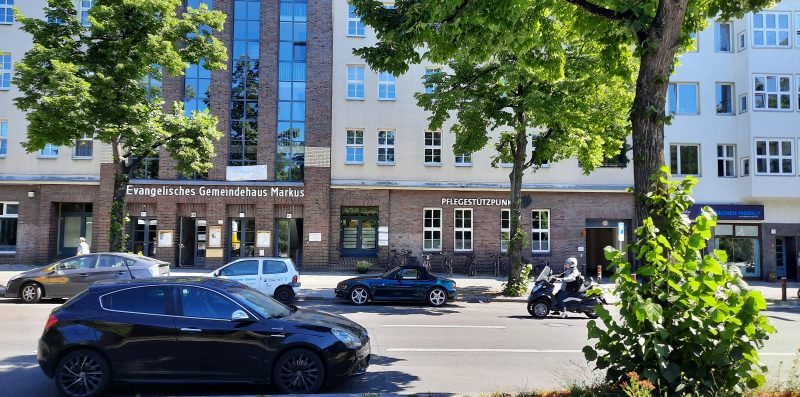 Eingangsbereich Pflegestützpunkt Albrechtstraße im Erdgeschoss rechts neben dem Evangelischen Gemeindehaus Markus