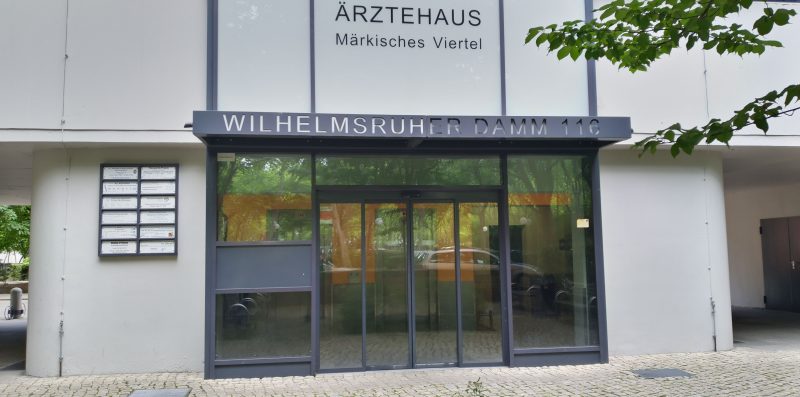 Eingangsbereich Pflegestützpunkt Wilhelmsruher Damm im Ärztehaus Märkisches Viertel mit Glasschiebetüren