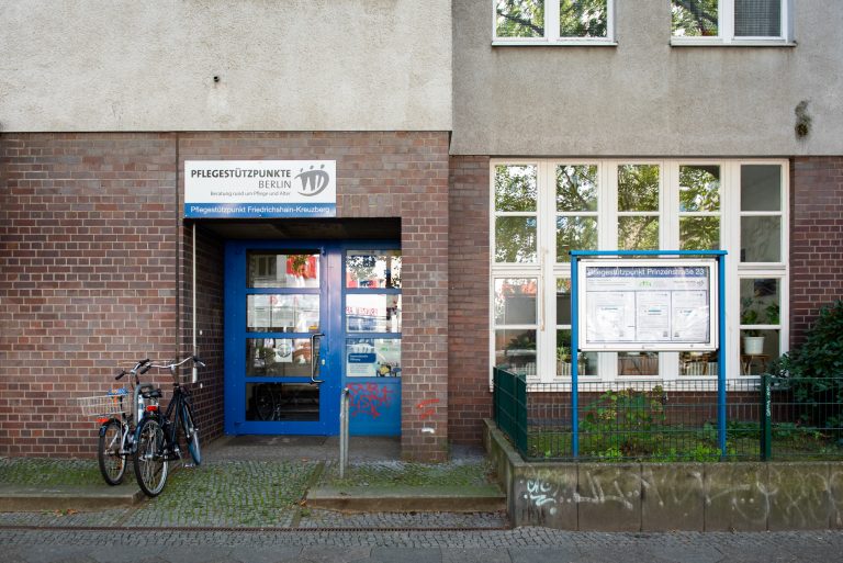 Eingangsbereich Pflegestützpunkt Prinzenstraße im Erdgeschoss eines Wohnhauses mit blauer Eingangstür