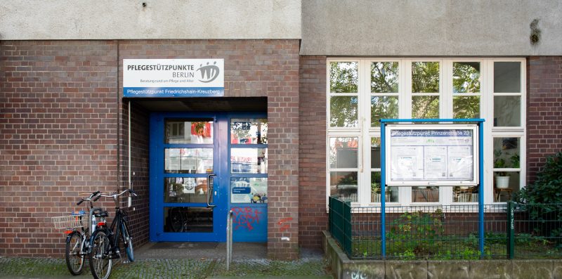 Eingangsbereich Pflegestützpunkt Prinzenstraße im Erdgeschoss eines Wohnhauses mit blauer Eingangstür