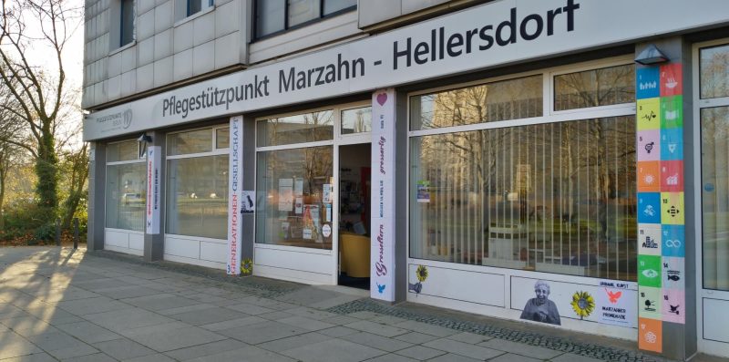 Eingangsbereich Pfegestützpunkt Marzahn-Hellersdorf  im Erdgeschoss eines Häuserblocks