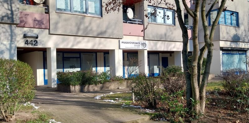 Das Bild zeigt den Eingangsbereich des Pflegestützpunktes in der Heerstraße 440 in Staaken.