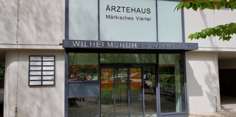 Das Bild zeigt den Eingangsbereich des Pflegestützpunktes Märkisches Viertel in Reinickendorf