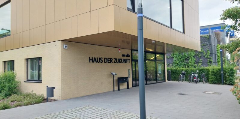 Das Bild zeigt den Eingangsbereich des Pflegestützpunktes Biesdorf am Blumberger Damm 2k im Haus der Zukunft.