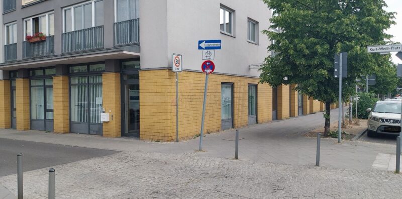 Das Bild zeigt den Eingangsbereich des Pflegestützpunktes Hellersdorf in der Janusz-Korczak-Straße 17.