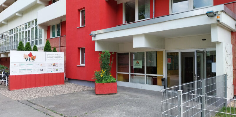 Das Bild zeigt den Eingangsbereich des Pflegestützpunktes Friedrichsfelde Nord in der Einbecker Straße.