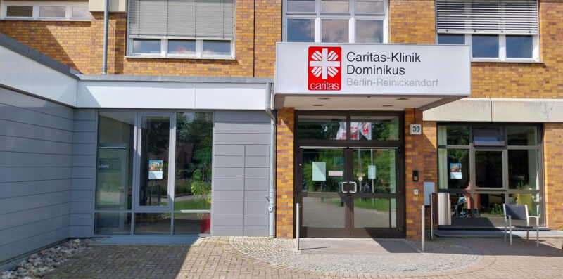 Eingang zur Caritas-Klinik Dominikus, in der sich der Pflegestützpunkt Frohnau befindet.